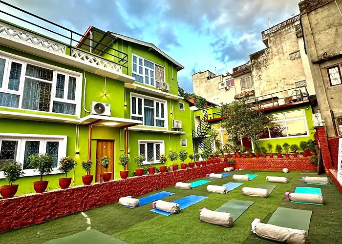 ホテル Fireflies Retreat Home- Yoga, Sound Healing & Coworking In Kathamndu カトマンズ